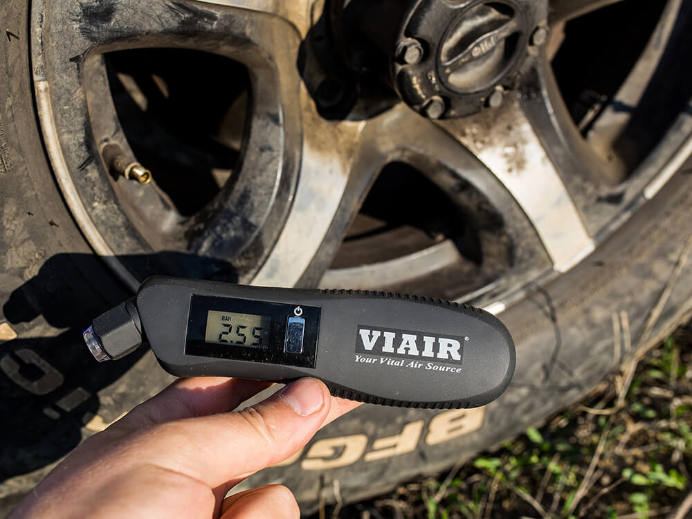 Автомобильный манометр Viair.
